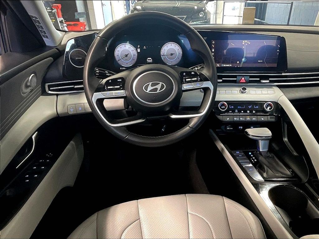 2025 Hyundai Elantra — photo 17