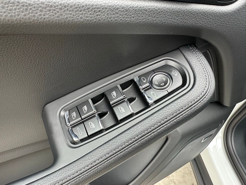 Thumbnail: 2026 Porsche Macan - 20