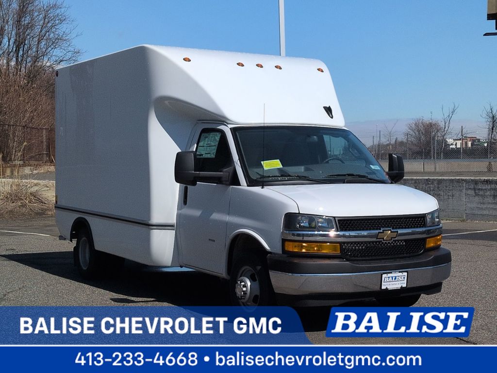 Summit White 2025 Chevrolet Express Chassis 3500 Cutaway 159 Van Rear-Wheel Drive 8-Speed Automatic