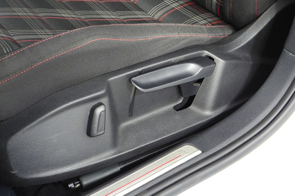 Thumbnail: 2016 Volkswagen Golf - 22