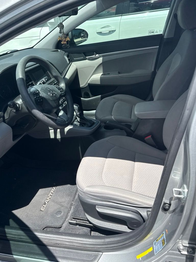 Used 2020 Silver Hyundai SE image 6