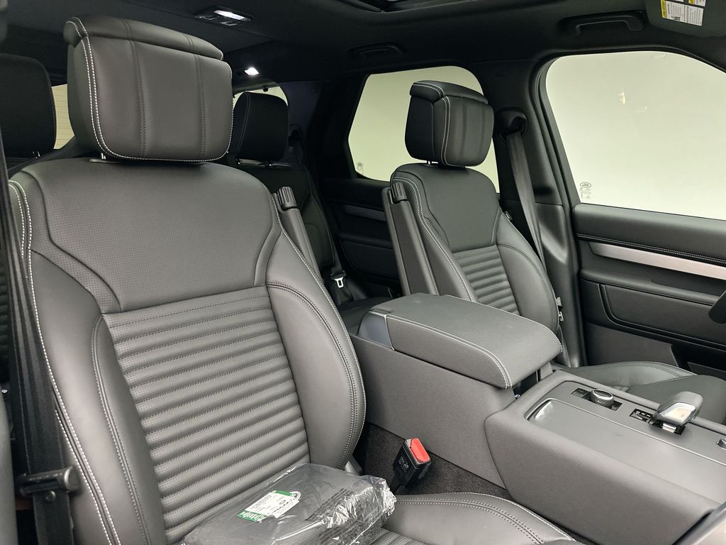 Thumbnail: 2026 Land Rover Discovery - 6