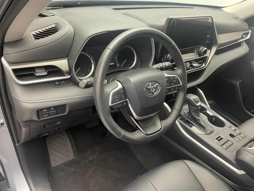 Thumbnail: 2023 Toyota Highlander - 11