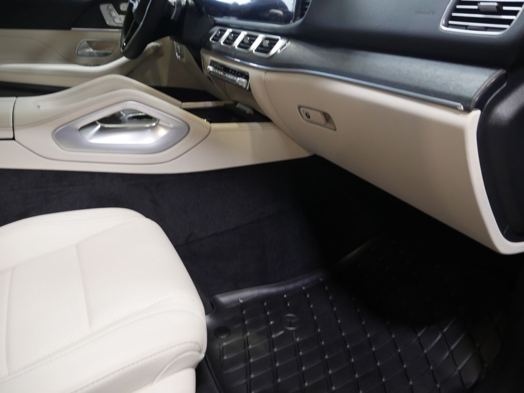 Thumbnail: 2026 Mercedes-Benz GLE - 30