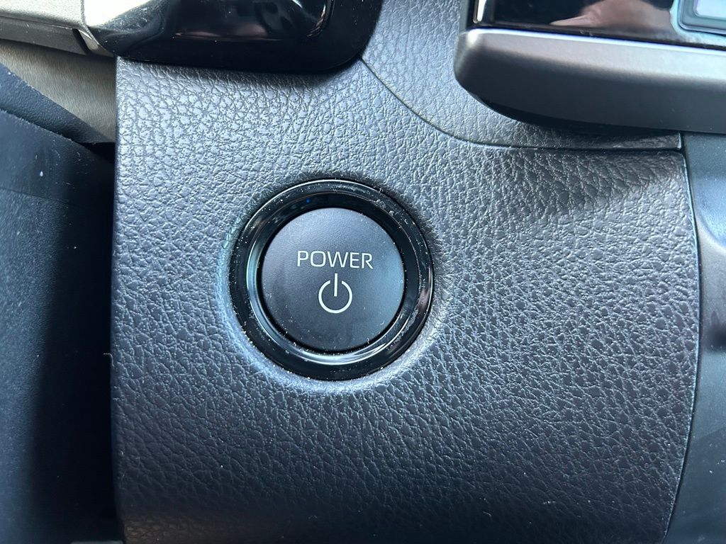 2025 Toyota Camry SE 28