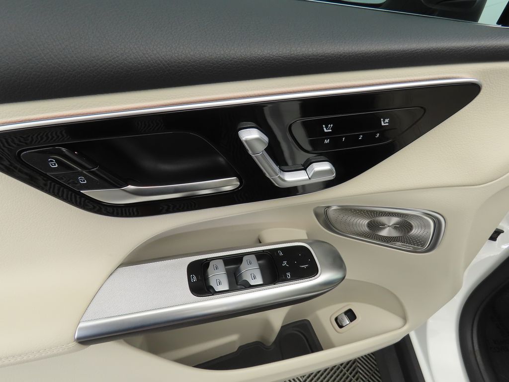 2025 Mercedes-Benz GLC 300 23
