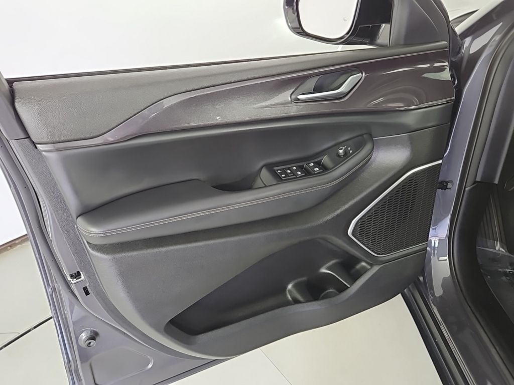 Thumbnail: 2022 Jeep Grand Cherokee - 11