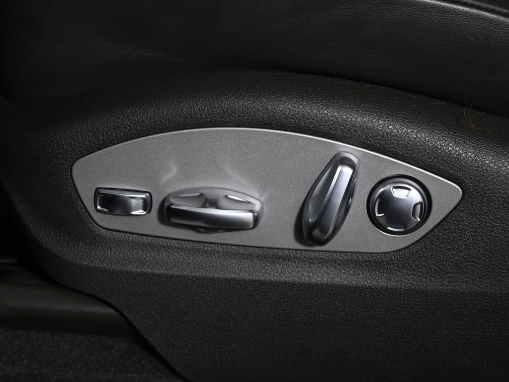 Thumbnail: 2024 Porsche Macan - 31