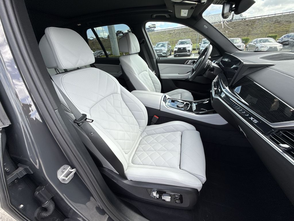 Thumbnail: 2026 BMW X5 - 16