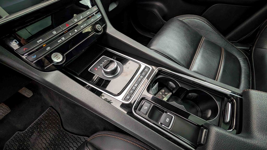 Used 2018 Jaguar F-PACE 30t Prestige 4D Sport Utility