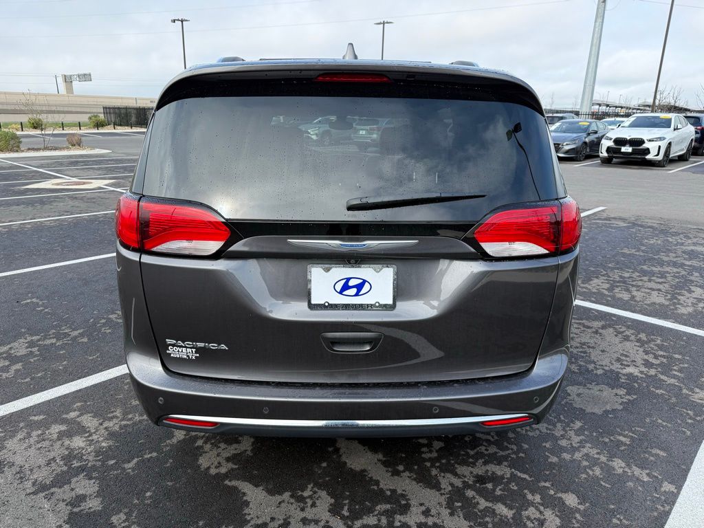 Thumbnail: 2017 Chrysler Pacifica - 6