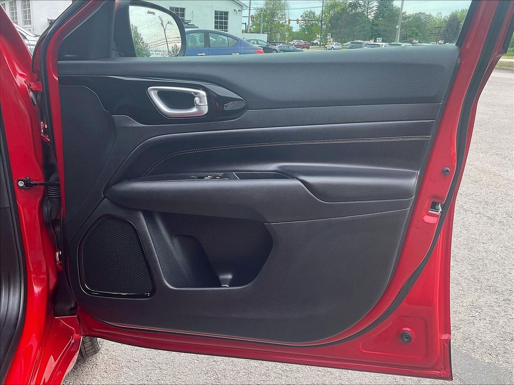 2023 Jeep Compass — photo 26