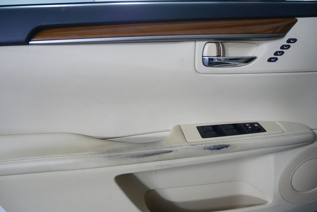 Thumbnail: 2013 Lexus ES - 8