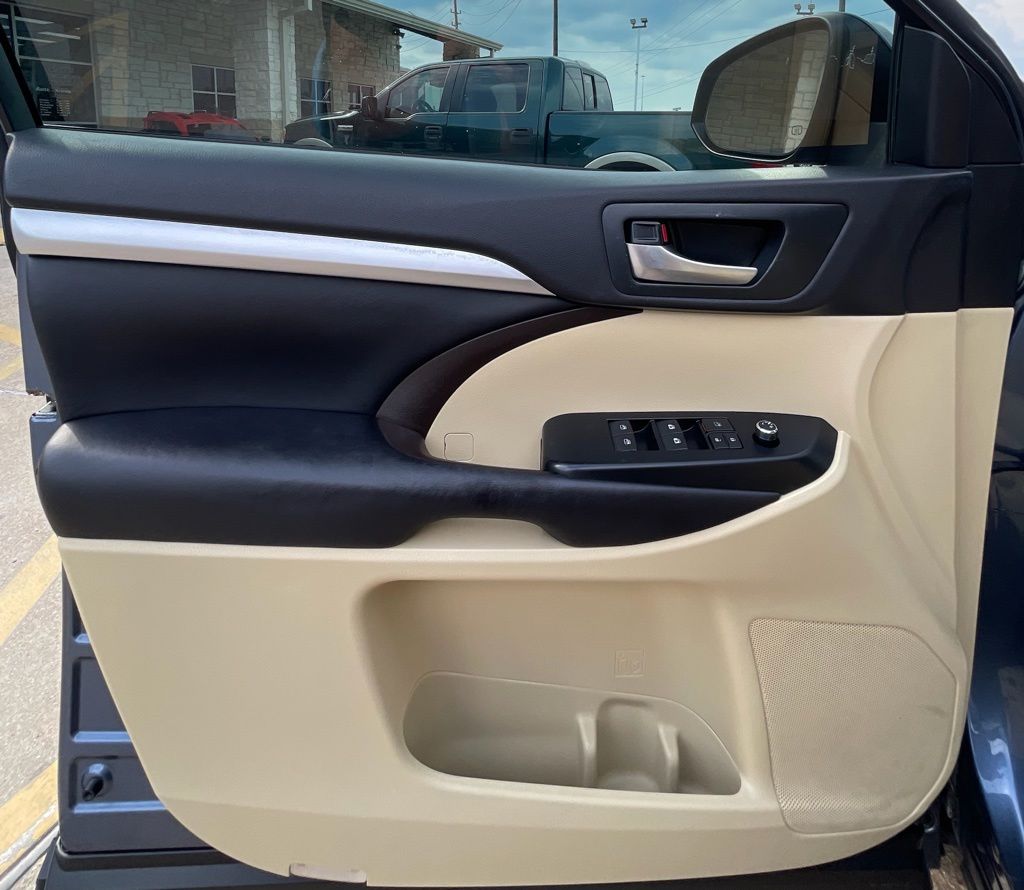 2016 Toyota Highlander XLE V6 Blue at Gullo Toyota