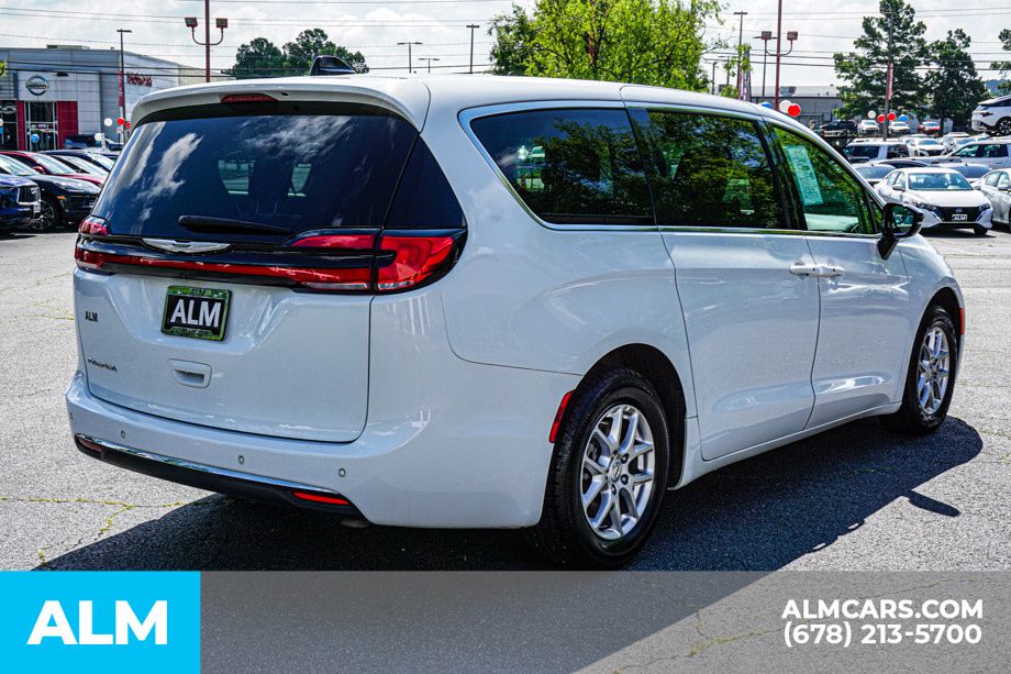2024 Chrysler Pacifica Touring L photo 5