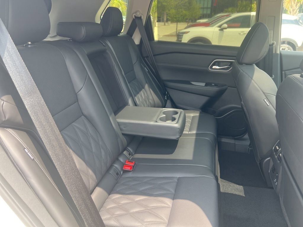 2025 Everest White Pearl/Super Black Nissan Rogue Platinum FWD SUV
