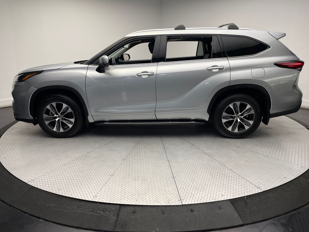 2022 Toyota Highlander XLE 8
