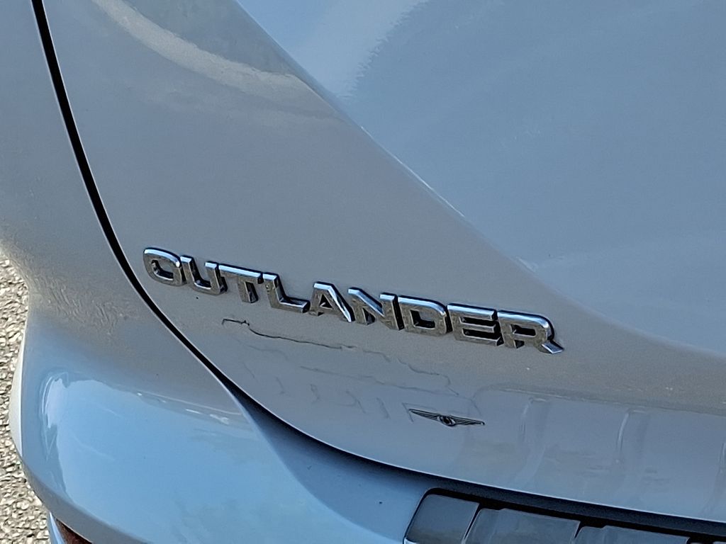 Thumbnail: 2023 Mitsubishi Outlander - 31