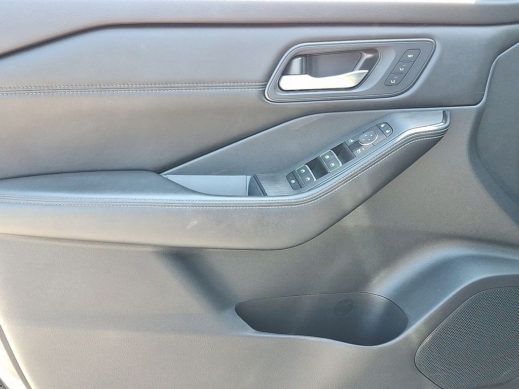 2024 Nissan Rogue — photo 13