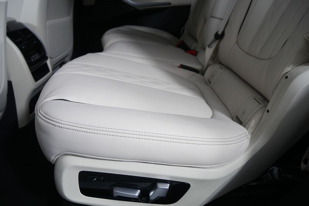 Thumbnail: 2026 BMW X7 - 15