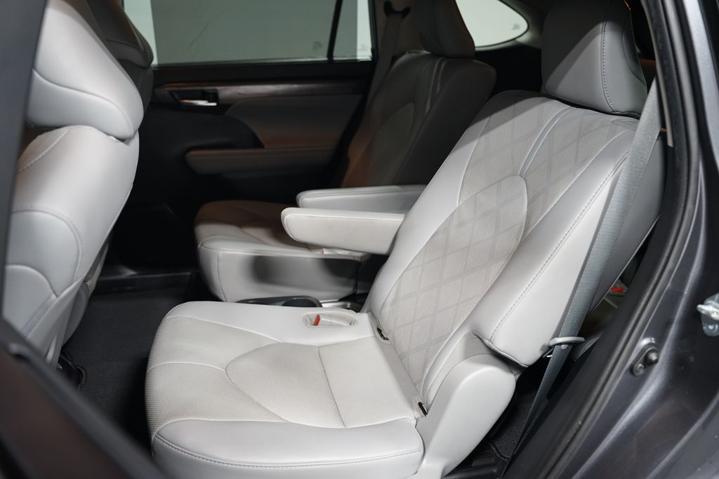 2021 Toyota Highlander Platinum 31