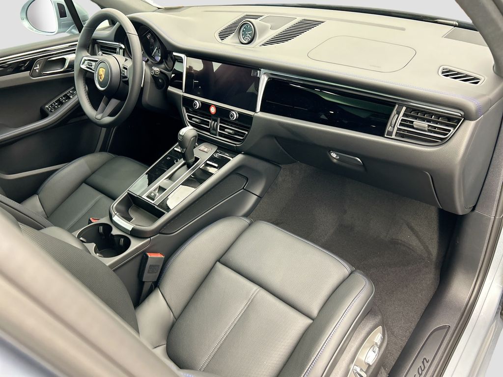 Thumbnail: 2026 Porsche Macan - 20