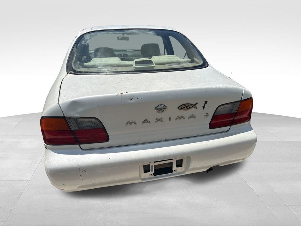 1995 Nissan Maxima GLE FWD Sedan