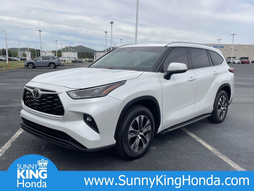 Pearl 2022 Toyota Highlander XLE FWD SUV / Crossover Front-Wheel Drive 8-Speed Automatic