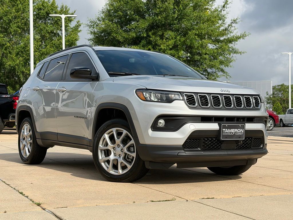  2024 Jeep Compass Latitude Lux 4WD   