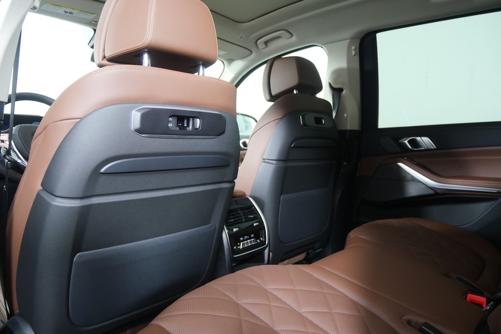 Thumbnail: 2026 BMW X7 - 18