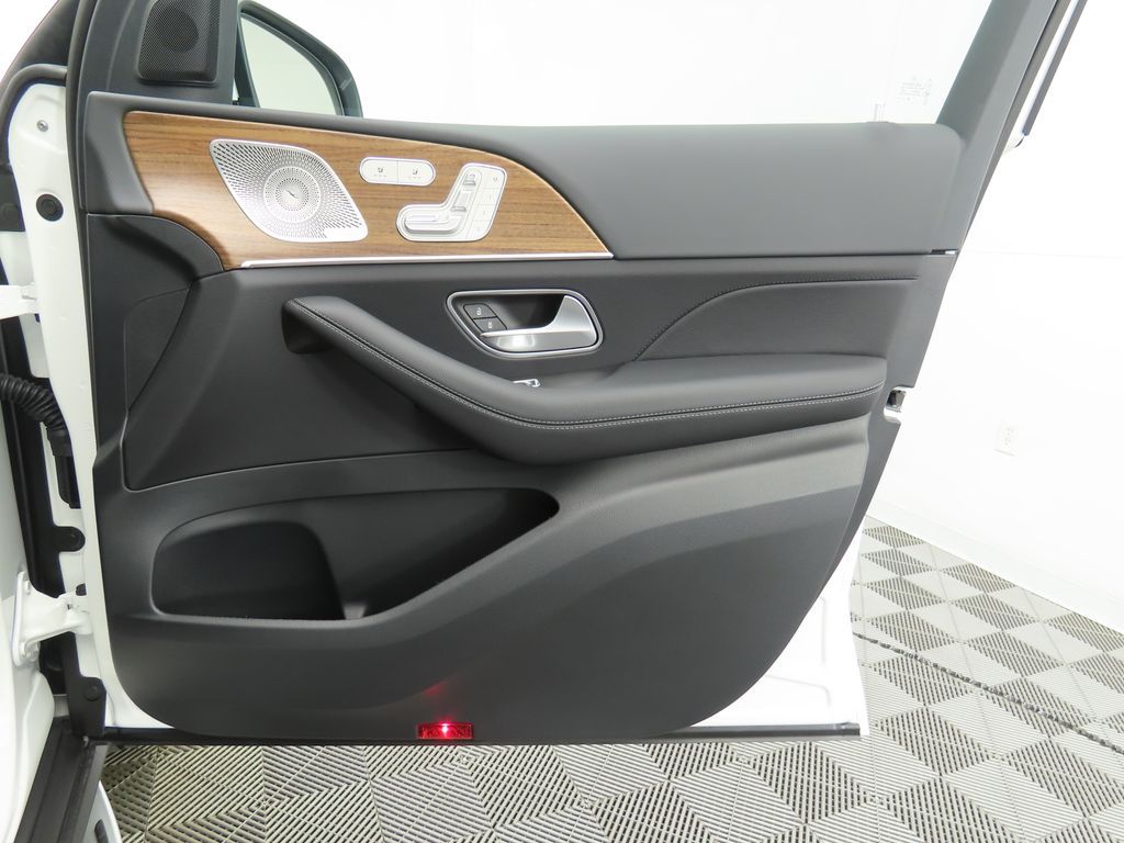 Thumbnail: 2026 Mercedes-Benz GLS - 28