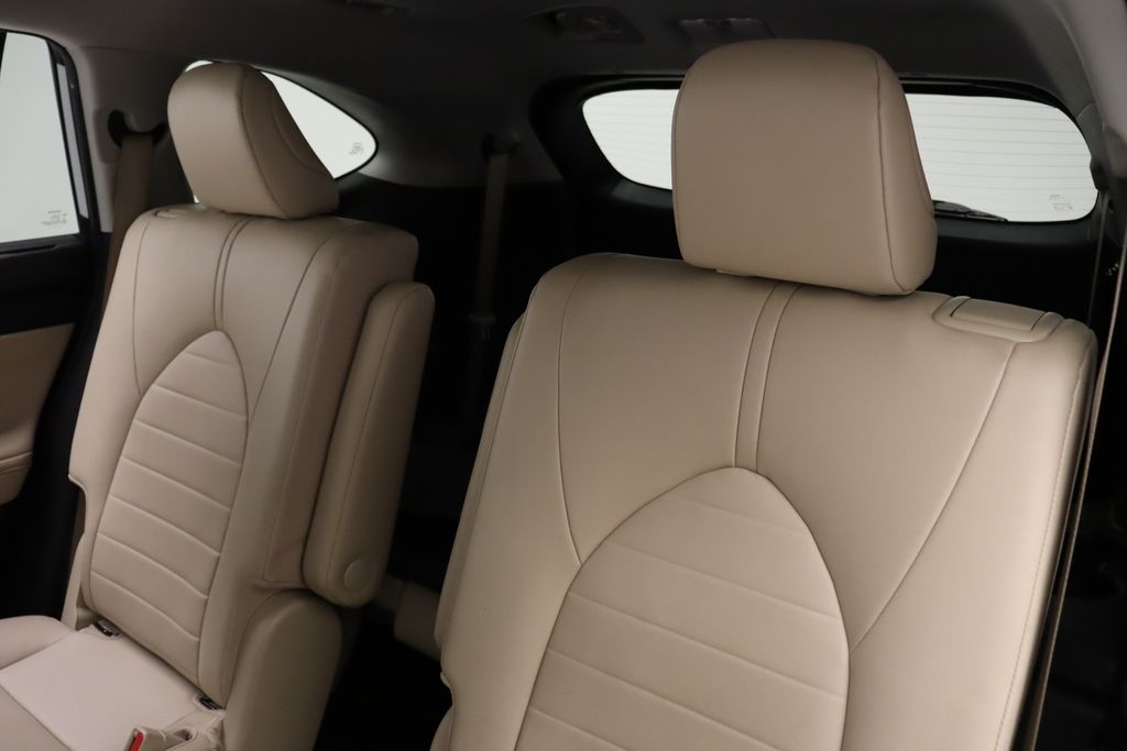 Thumbnail: 2023 Toyota Highlander - 18