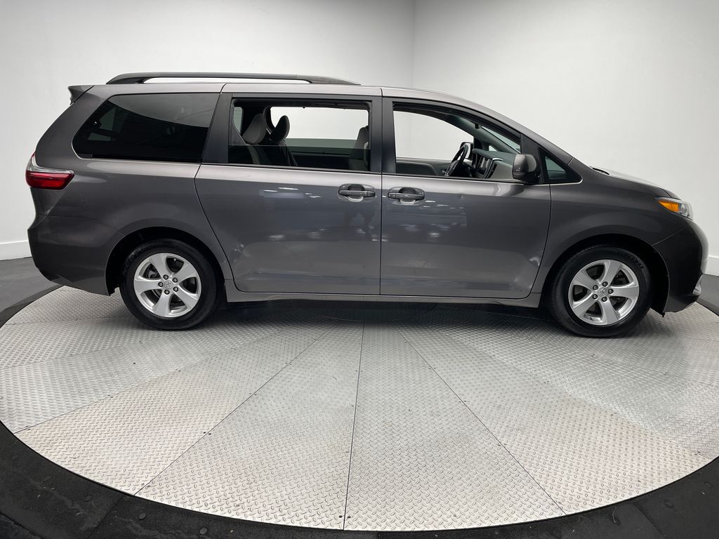 Thumbnail: 2017 Toyota Sienna - 4