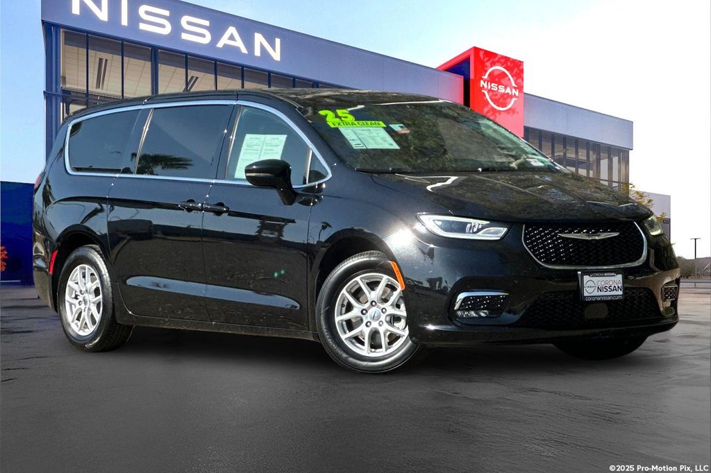 2025 Chrysler Pacifica Negro (Diamond Black Crystal Pearlcoat) Minivan Tracción delantera 9 velocidades Automática