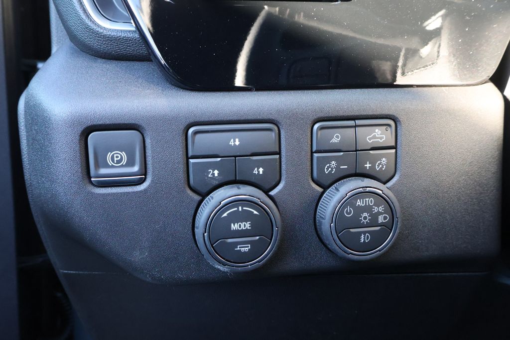 Thumbnail: 2026 Chevrolet Silverado 3500 - 17