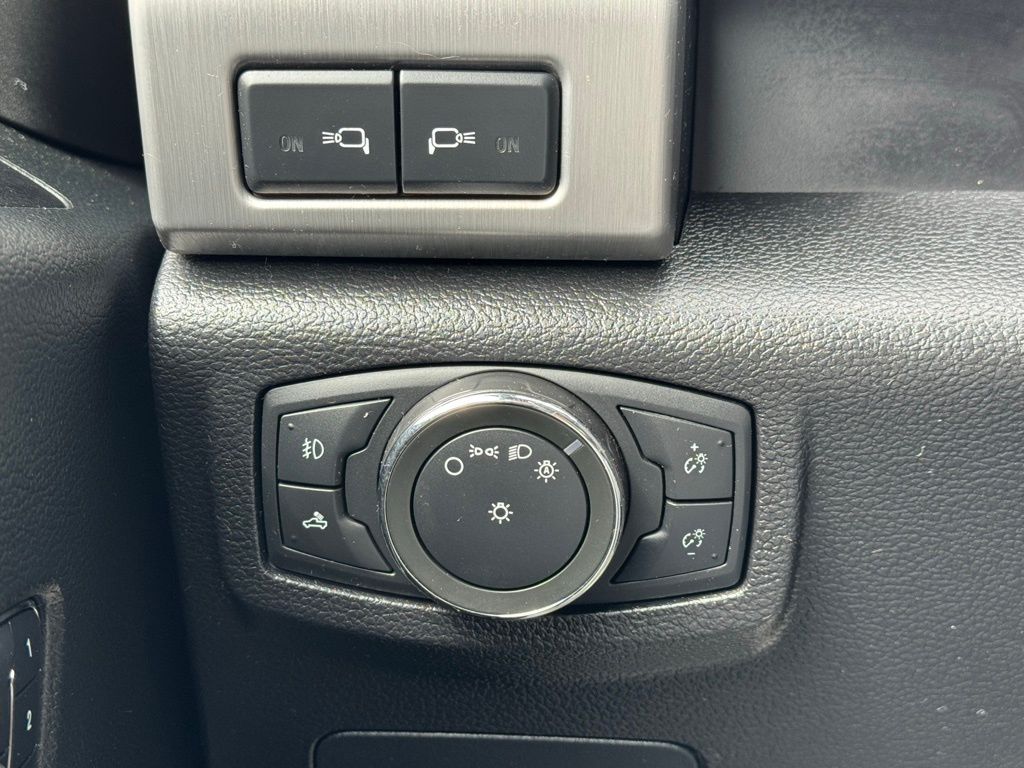 2016 Ford F-150 Platinum photo