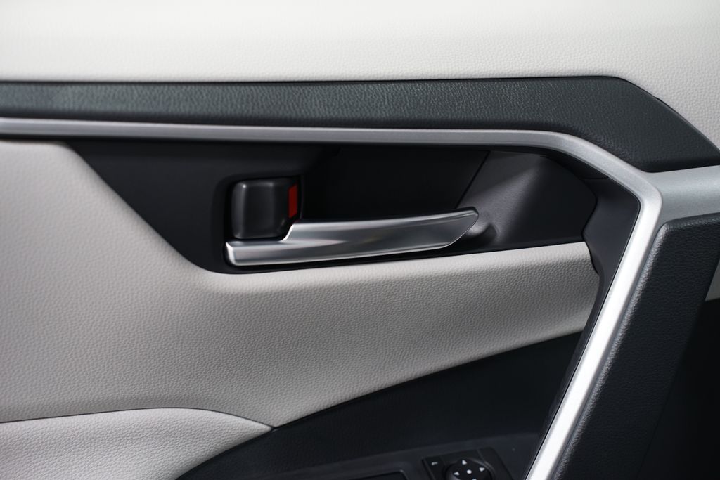 Thumbnail: 2025 Toyota RAV4 - 32