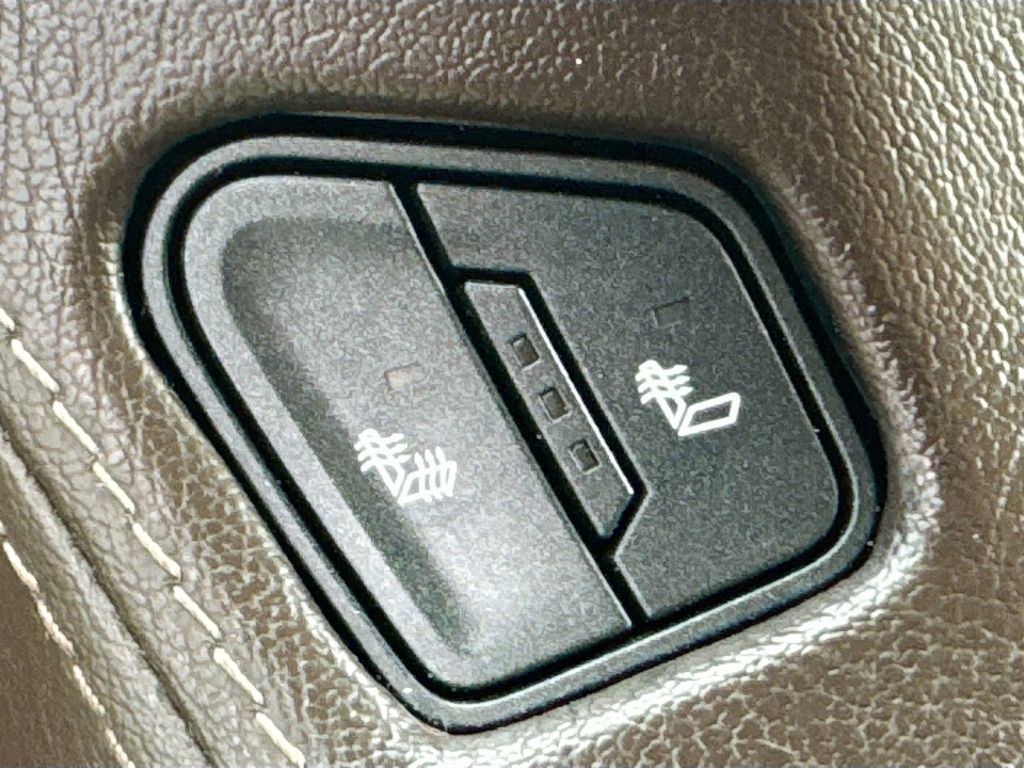 2019 Chevrolet Suburban LT - Photo 18