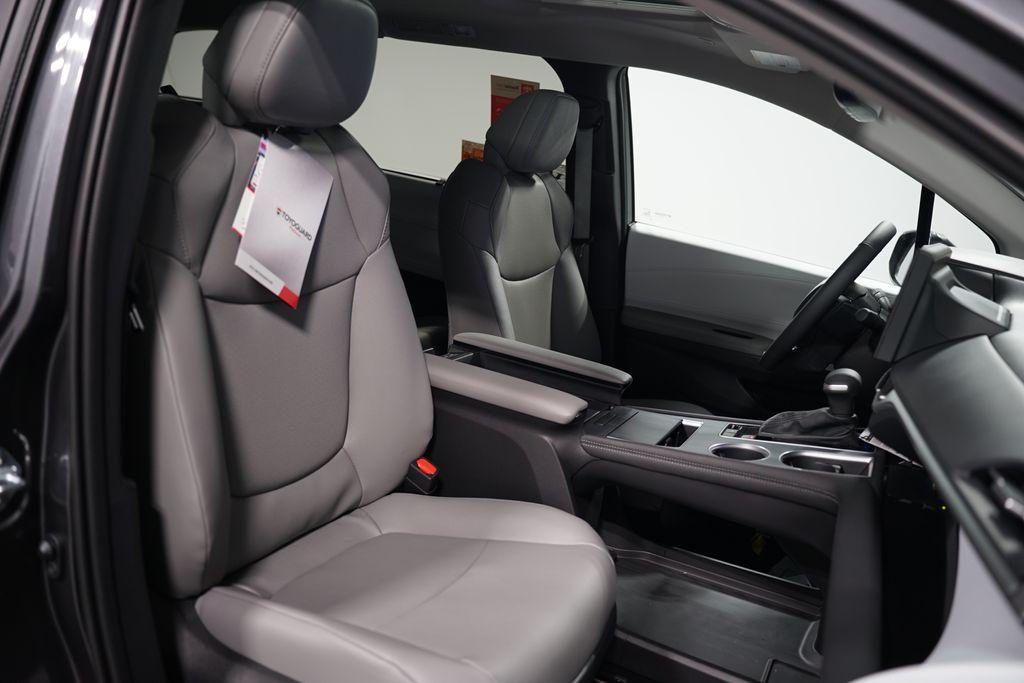 2025 Toyota Sienna XLE 28