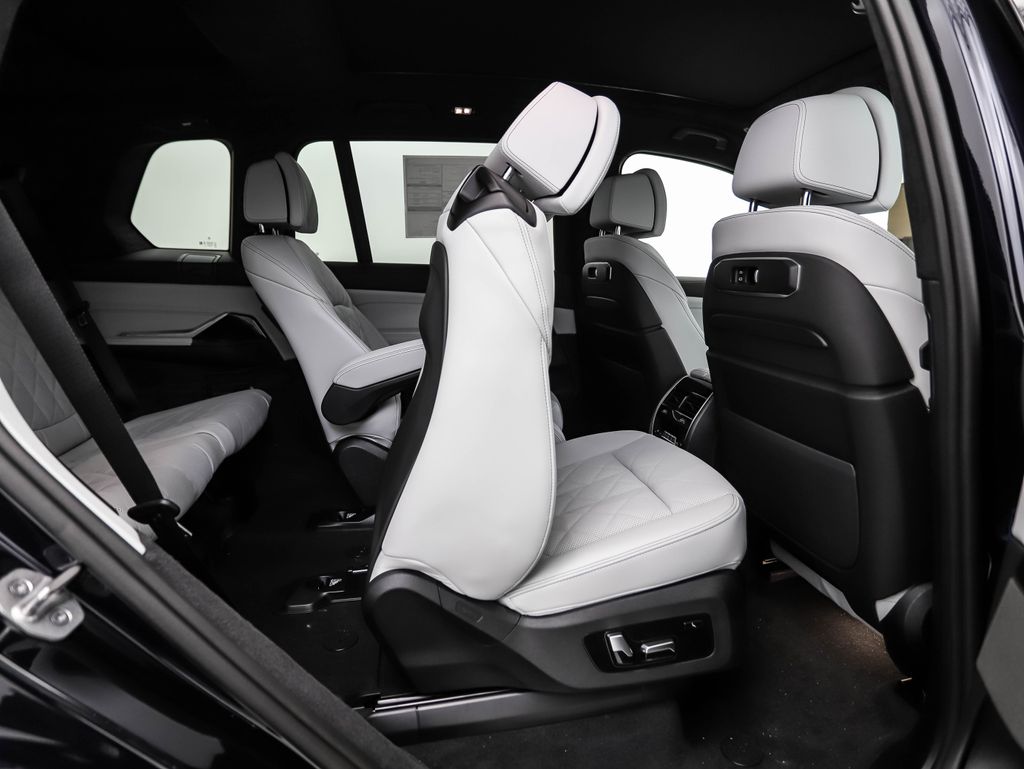 Thumbnail: 2026 BMW X7 - 31