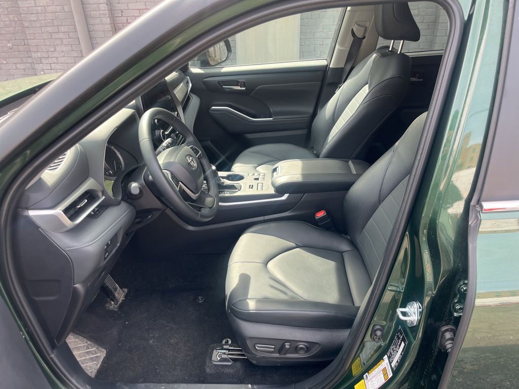 2025 Toyota Highlander LE