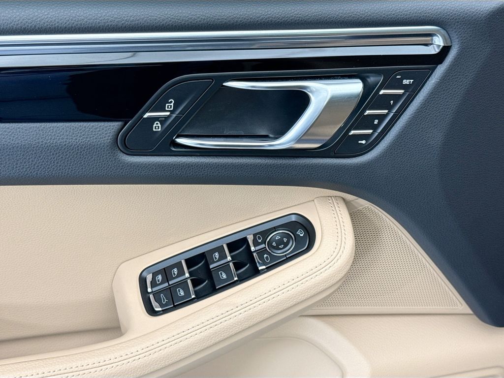 Thumbnail: 2026 Porsche Macan - 23