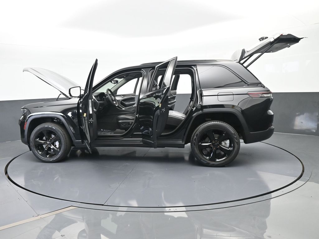 Used 2023 Diamond Black Crystal Pearlcoat Jeep Limited image 76