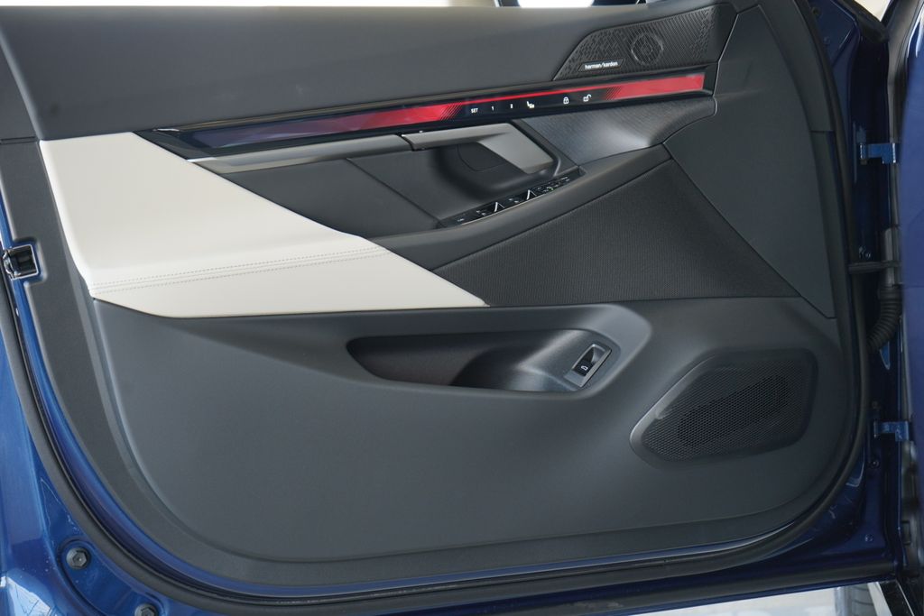 Thumbnail: 2026 BMW 5 Series - 10