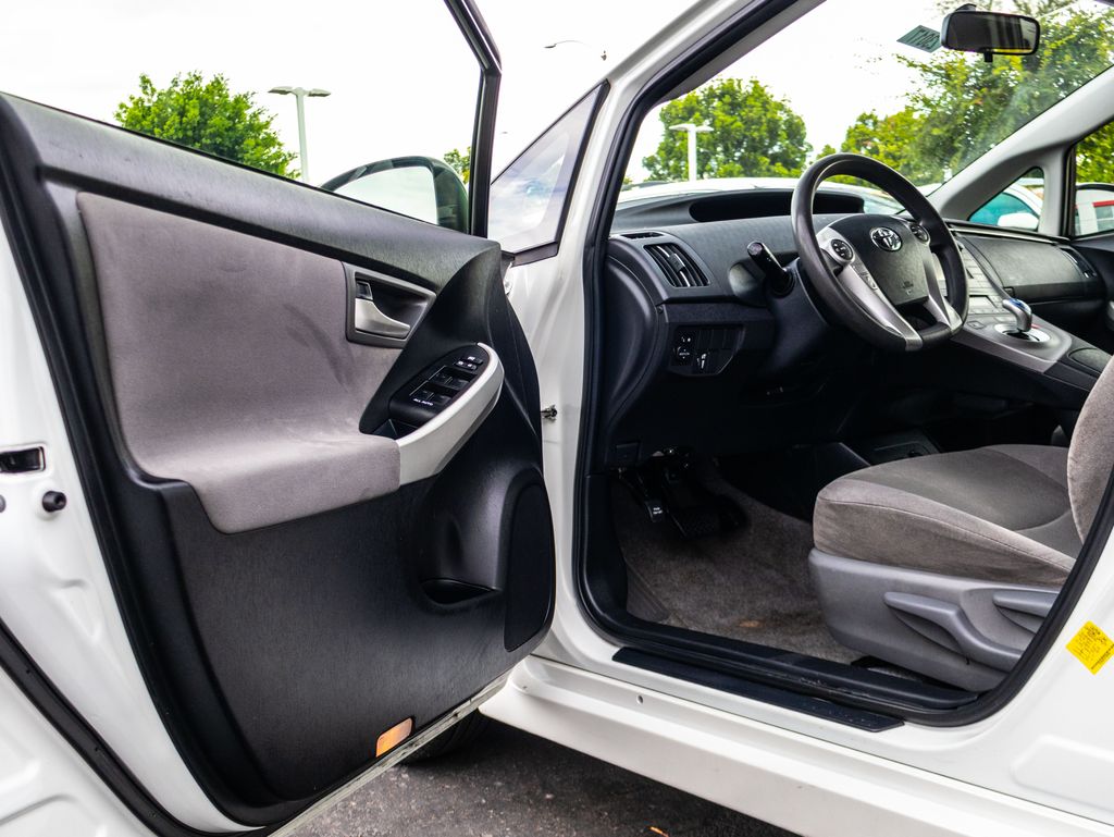 Used 2015 White Toyota Two image 16