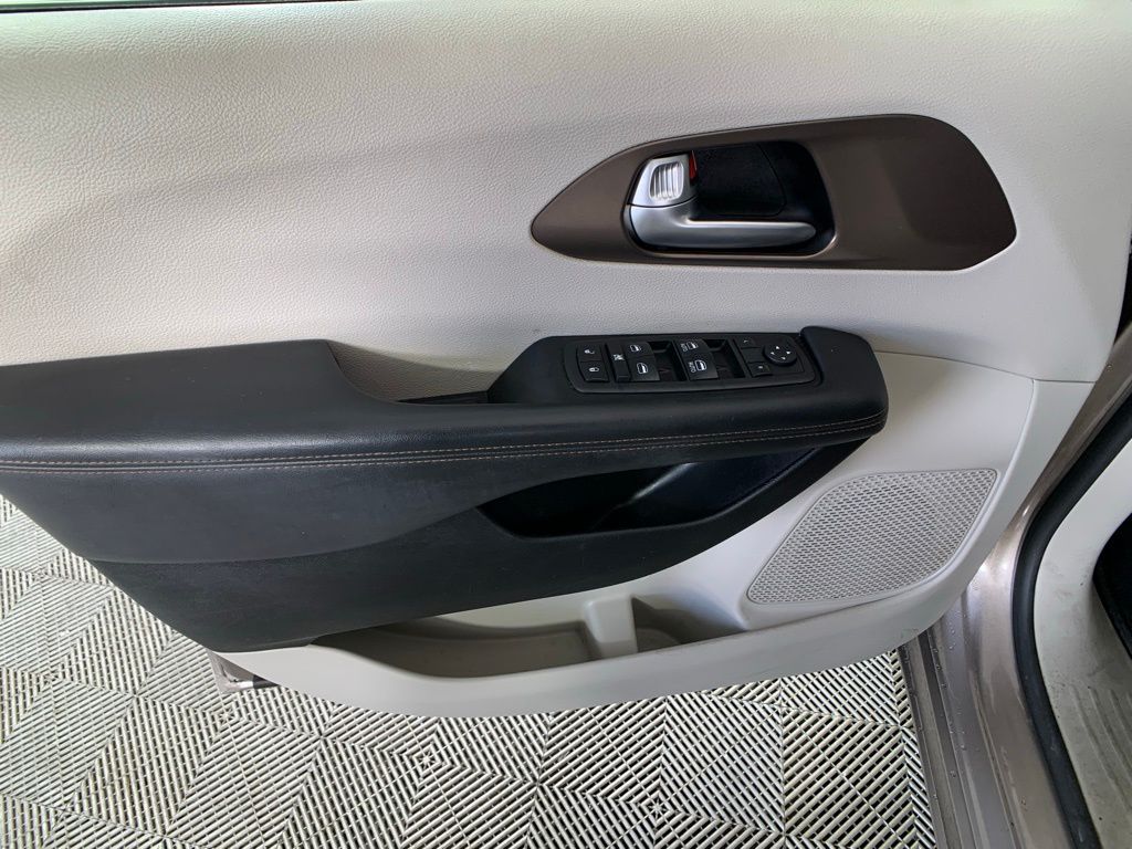 2018 Chrysler Pacifica Touring L 12