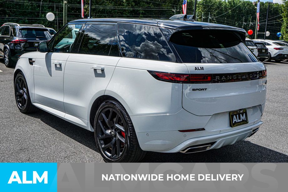 Used 2023 White Land Rover SE Dynamic image 4