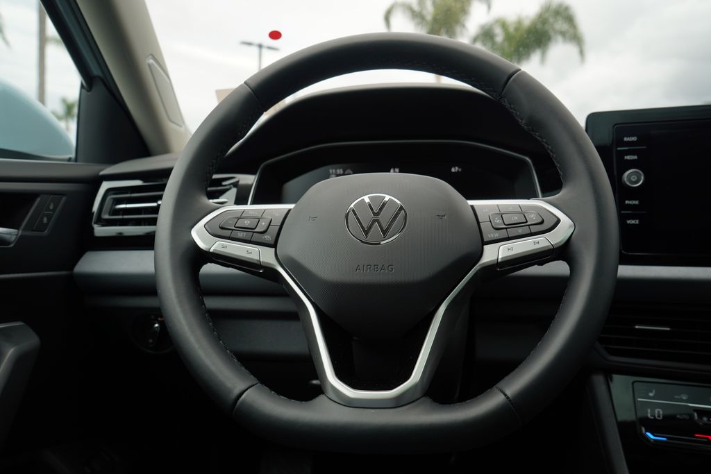 2025 Volkswagen Jetta SE 13