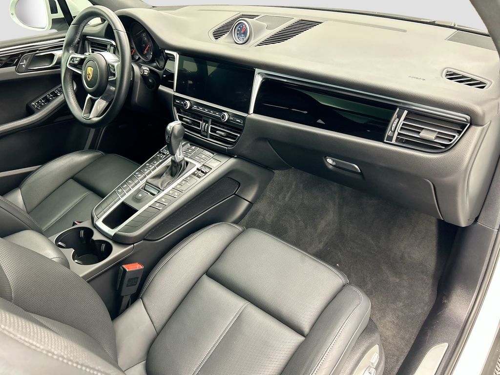 Thumbnail: 2020 Porsche Macan - 20