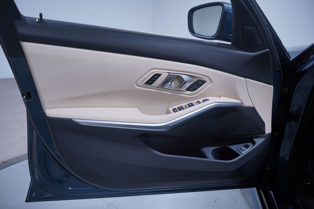 2025 BMW 3 Series 330i 10